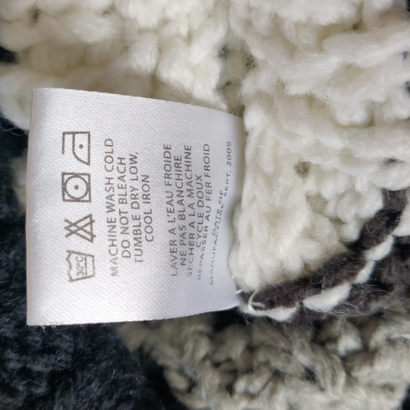 EUC Dakine pom beanie - Picture 4 of 4